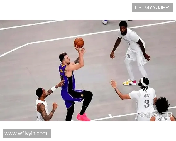 热火与湖人激战NBA赛场谁能在季后赛中笑到最后