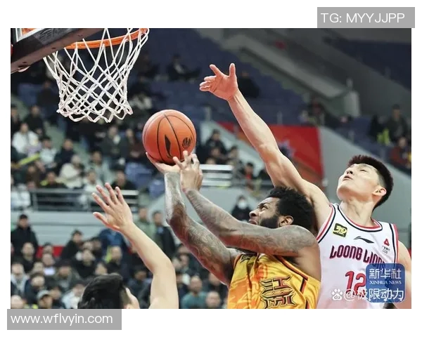 热身赛精彩对决国王队与热火队激战正酣展现篮球魅力与团队合作精神